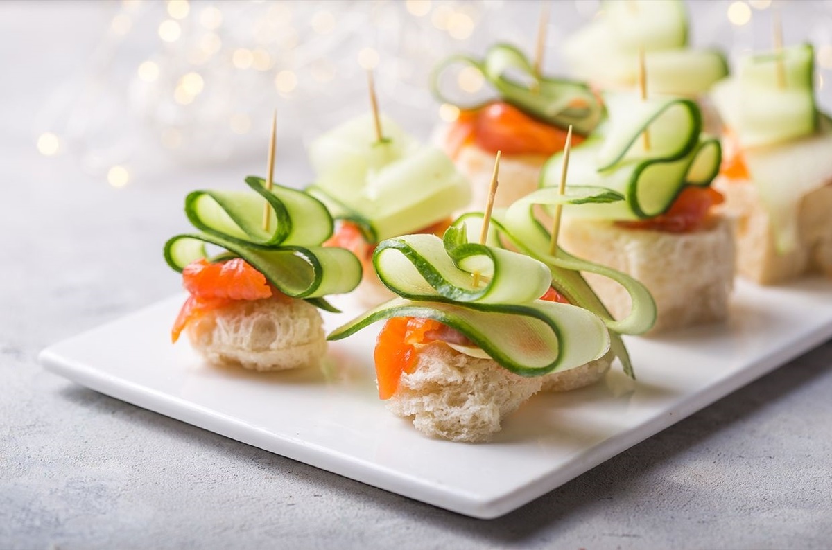 С красной рыбкой и огурцом. Взято из свободных источников