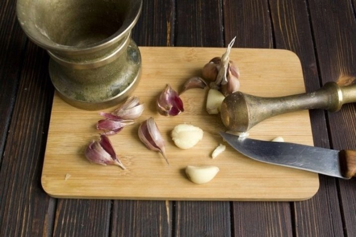 измельчение чеснока перед настаиванием