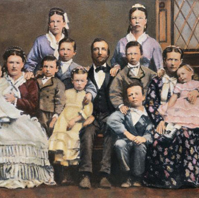 Раскрашенная фотография полигамной мормонской семьи с двумя жёнами и детьми.