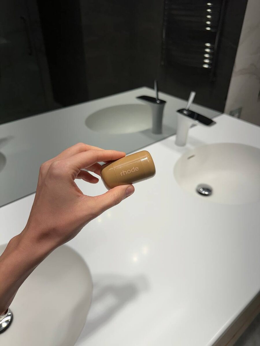 Rhode Pocket Blush Кремовые румяна в стике в оттенке Piggy