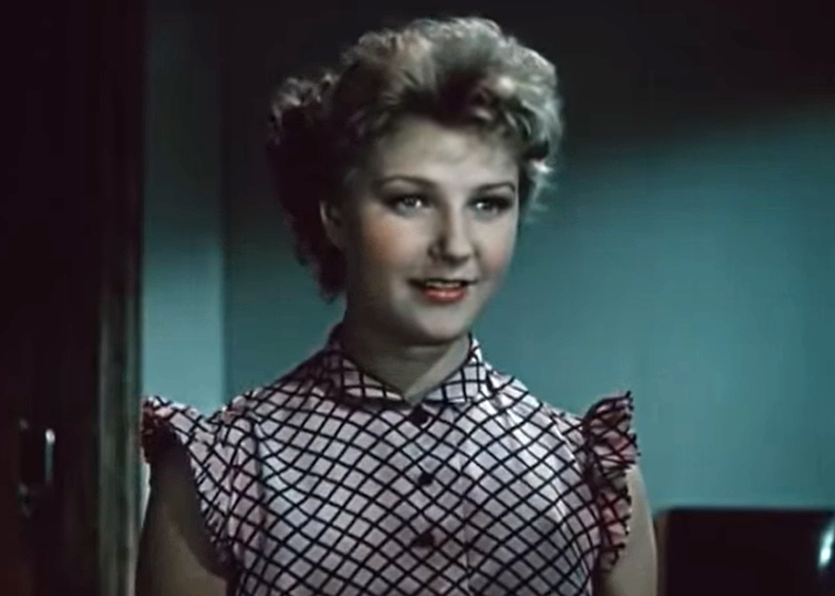 Кадр из кинофильма "За витриной универмага", 1955 г., режиссер Самсон Самсонов, сценарист Алексей Каплер, композитор Александр Цфасман (скриншот) 