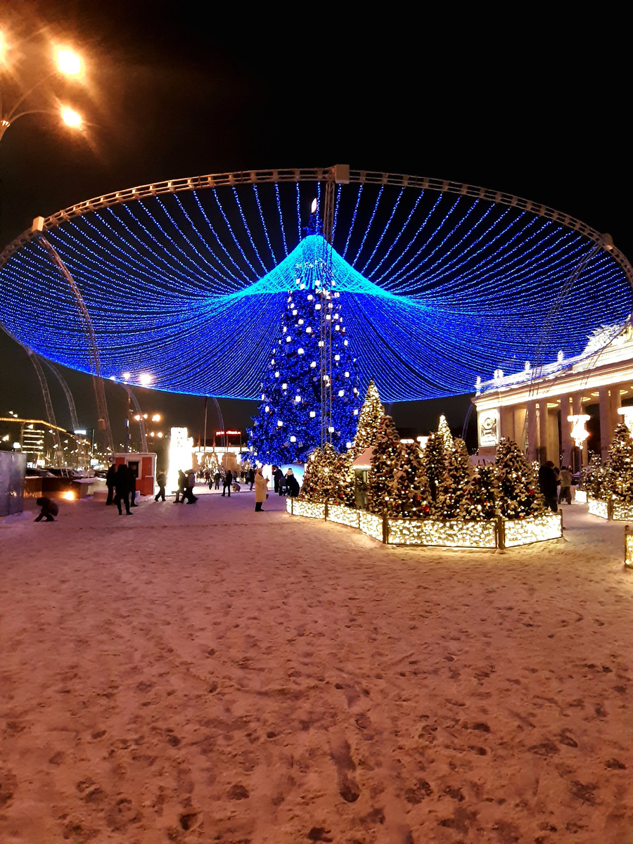 Новогодняя ёлочка-шатёр у входа в Парк Горького. Москва. декабрь 2024 год.