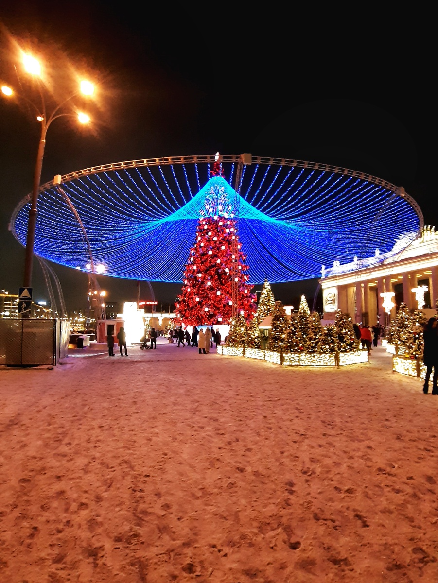 Новогодняя ёлочка-шатёр у входа в Парк Горького. Москва. декабрь 2024 год.