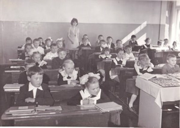 Я сижу на первой парте в бантиках. 1 класс 1976 -1977 год г. Тула 31 школа