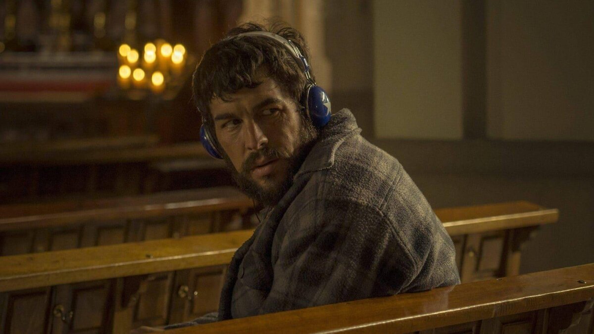 Марио Касас в образе Эне. На испанском его имя написано просто в виде буквы N. На русском пишу его Эне, как произносится эта буква