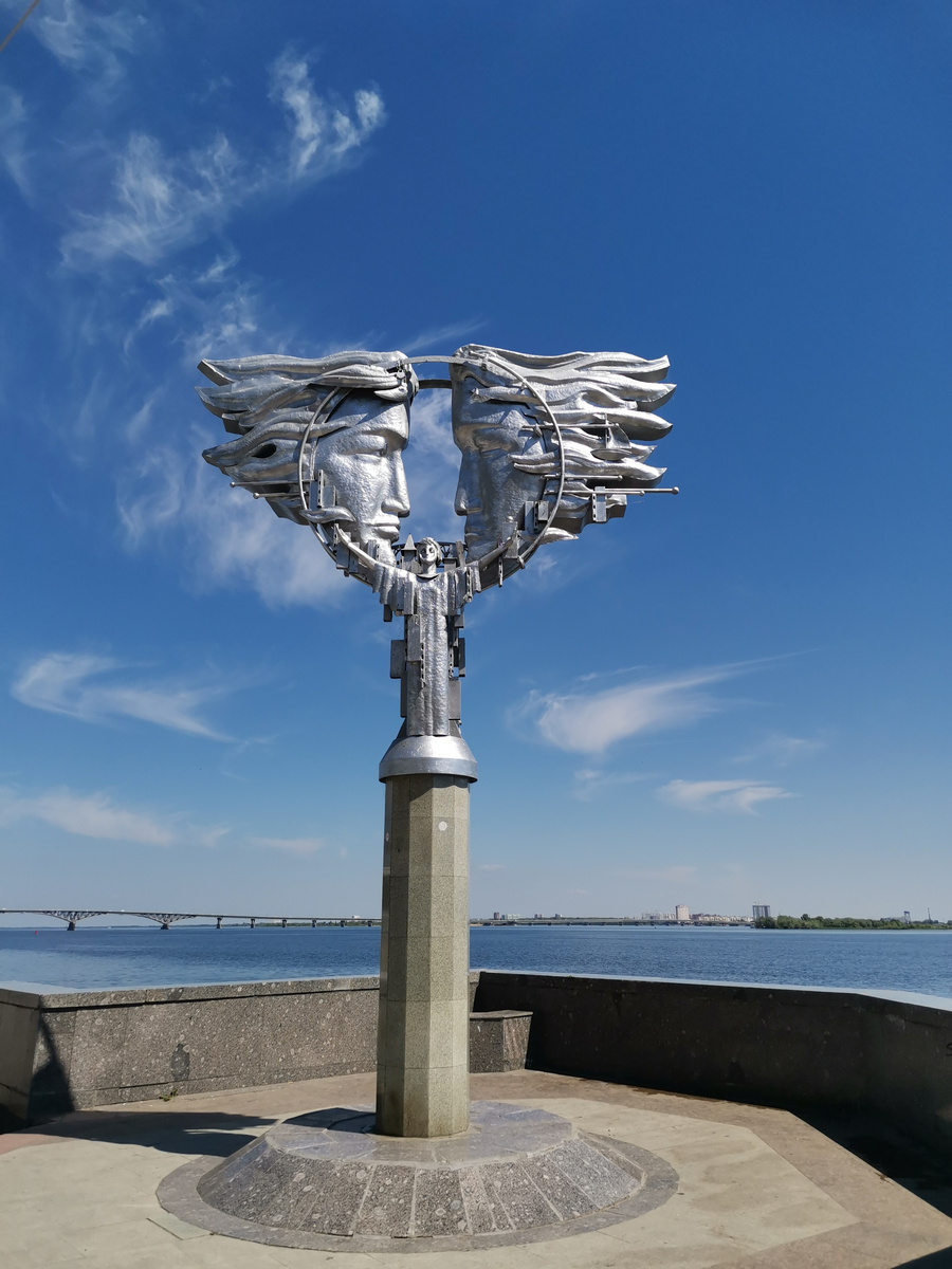 Памятник влюбленным на набережной Космонавтов. Очень отдает футуристикой