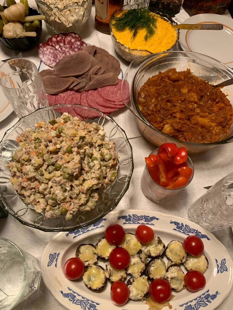 Почти половина таких закусок остается в тарелках после застолья, заелись все