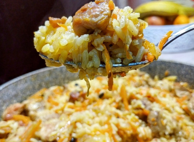 Не умею делать рассыпчатый плов, у меня рисовая каша получается обычно