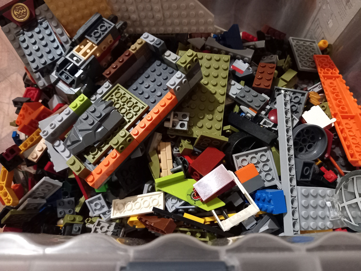 Один из контейнеров с деталями. Фото автора. 