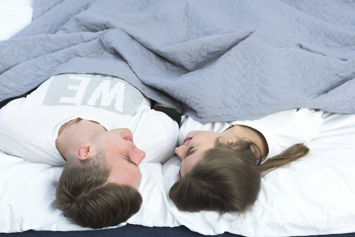     Спать вдвоем с любимым человеком полезнее, чем поодиночке: неопровержимые доказательства