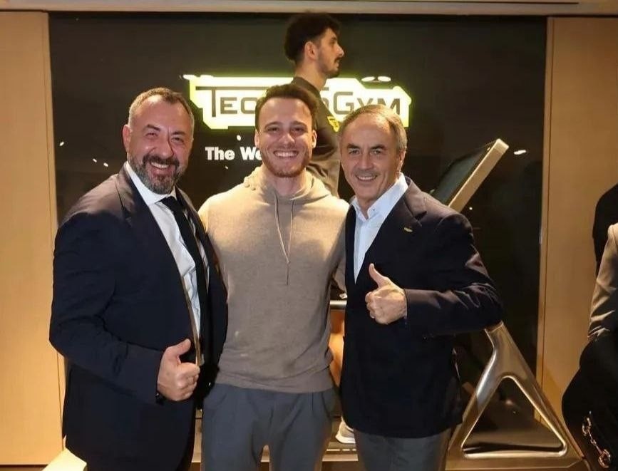 Витторио Загайя, генеральный директор TechnoGym Turkiey, Керем Бюрсин  и основатель компании TechnoGym Нерио Алессандри, 2022 год. Источник - телеграм-канал thebursin_yup
