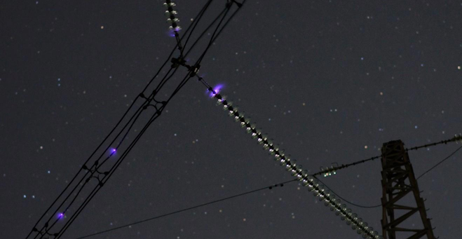 Коронный разряд на высоковольтной линии электропередачи