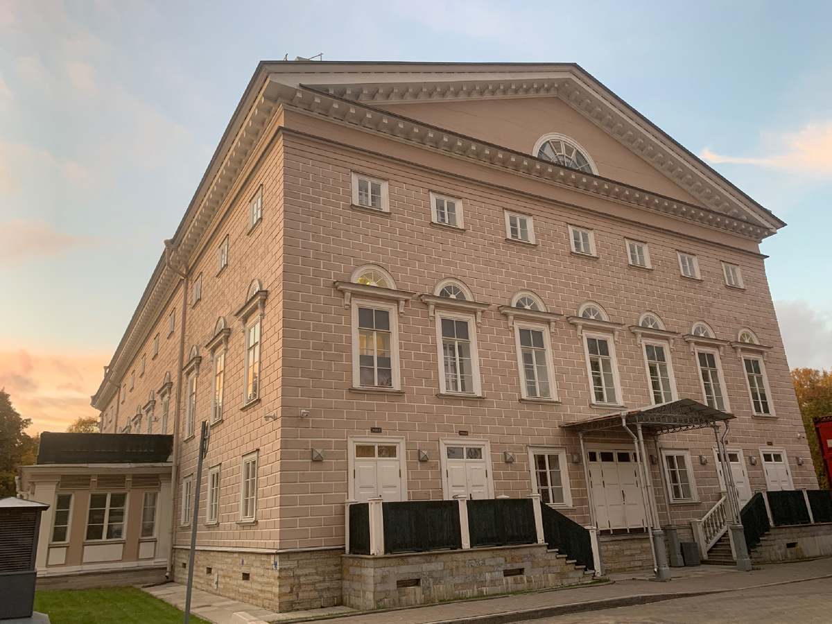 Театр с противоположной от главного фасада стороны - фото автора