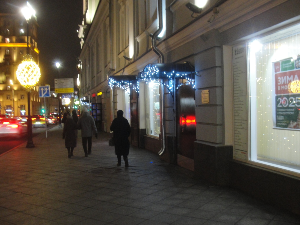 театры вечером осенью и зимой "на 19:00" выглядят более красиво, деталей Москвы не заметно