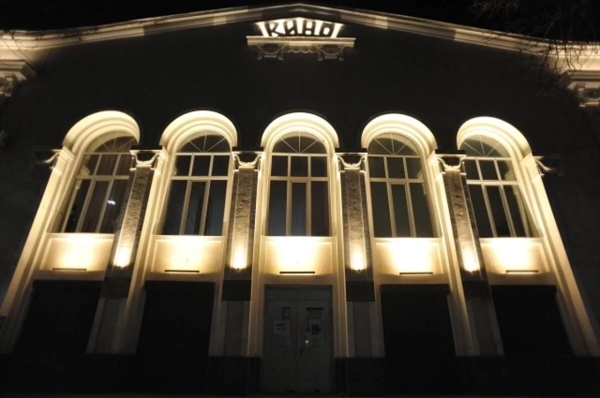    В Майкопе здание Дома культуры «Гигант» украсила архитектурная подсветка