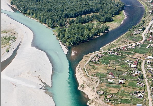 Подобные явления встречаются и в реках. Воды некоторых из них также не смешиваются. Например, в Алтайском крае России реки Бий и Катунь не смешиваются, хотя частично пролегают в одном русле.
