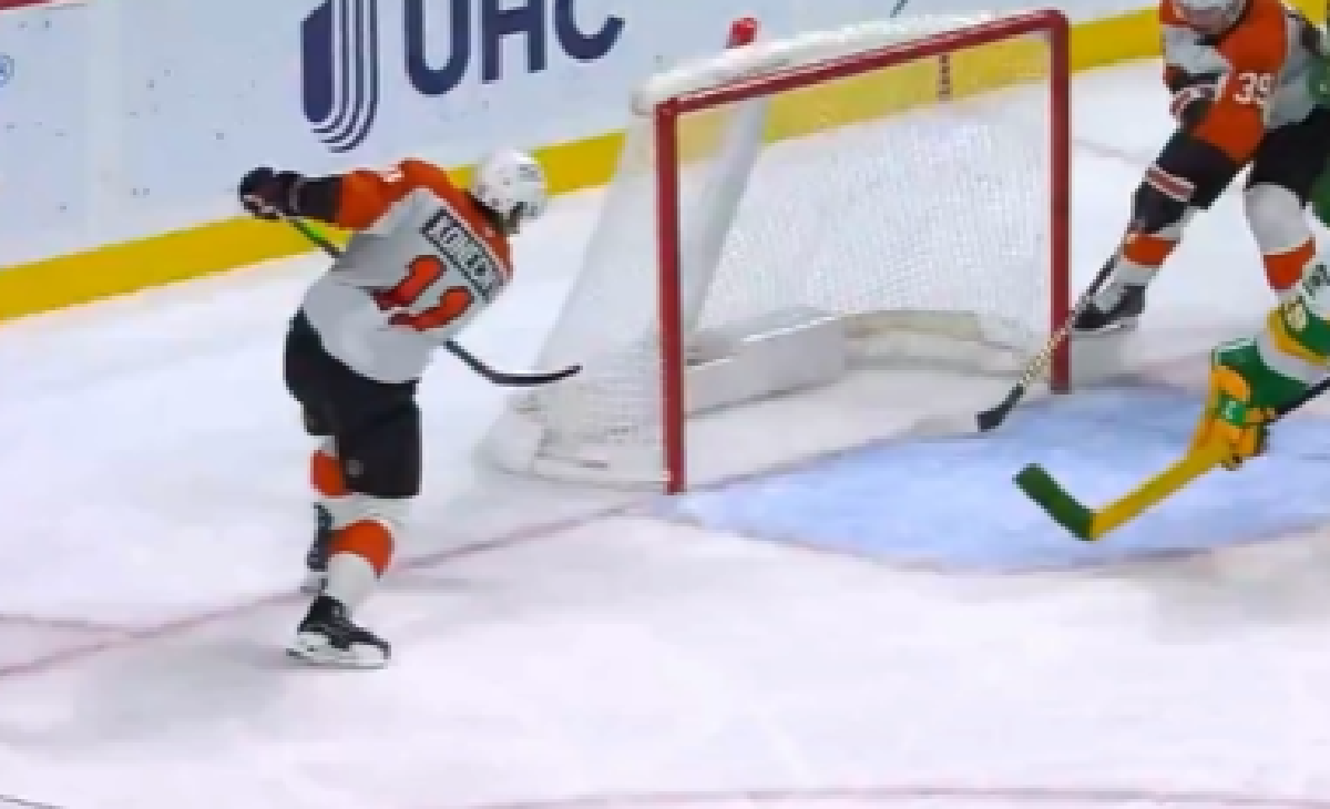 Момент, когда Мичков не позволил забить своему одноклубнику Трэвису Конекны. Фото: НХЛ