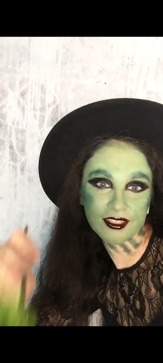 Образ ведьмы, выполненный жировым масляным гримом