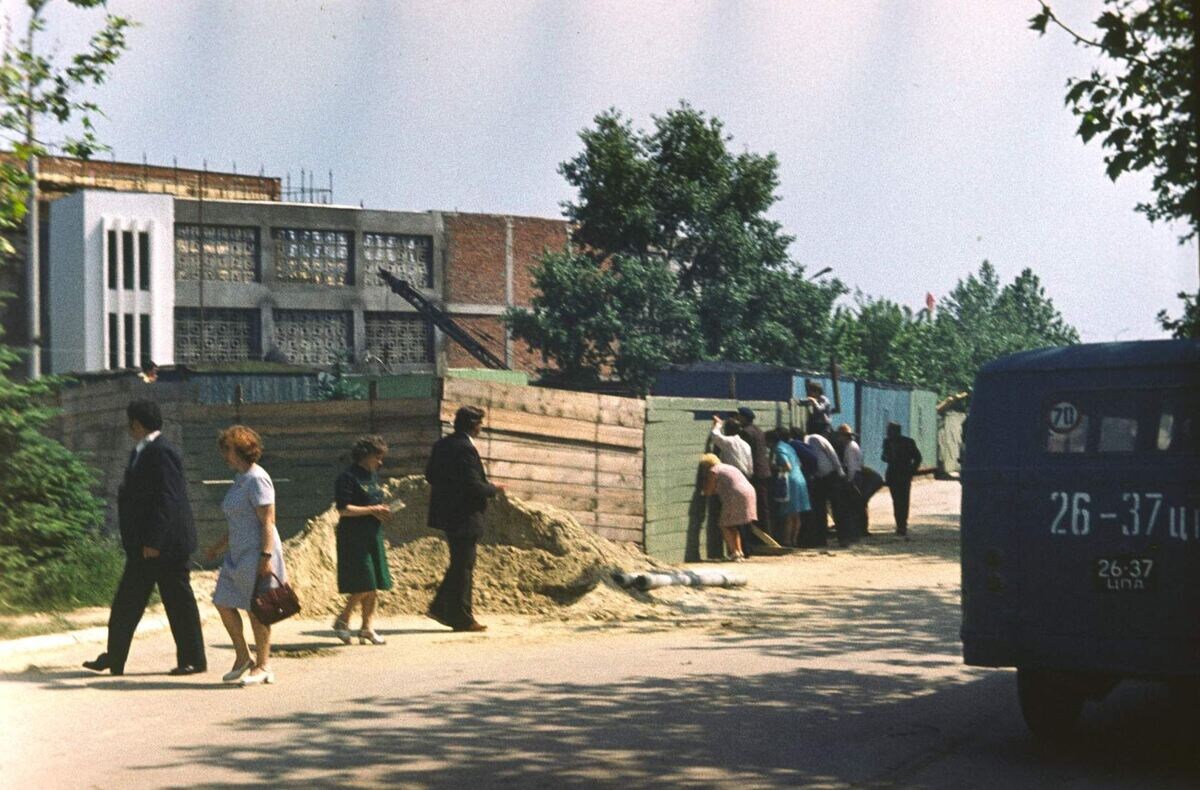 1978 год. Люди пытаются увидеть, что нашли археологи