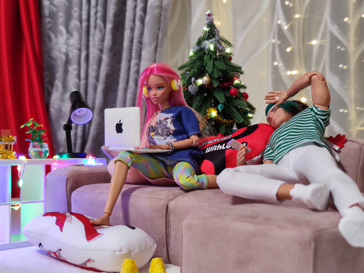 Куклы Barbie на диване