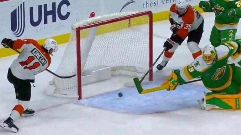    Форвард «Филадельфии» Матвей Мичков помешал Трэвису Конекны забить гол в ворота «Миннесоты».Скриншот трансляции