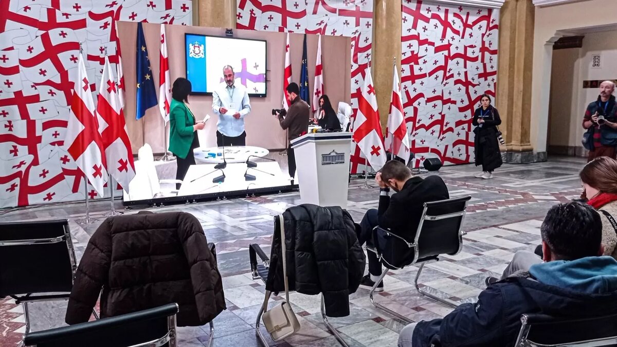 "Найти подтасовки" будет сложно, ибо подсчёт голосов шёл в прямом эфире, на глазах у всей страны. Да и вообще, что-то "нахимичить", когда бюллетеней всего 300 сложно. Фото: newizv.ru