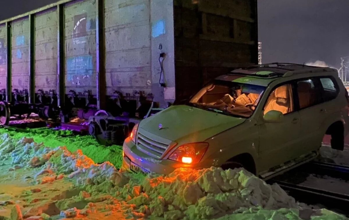    В Приамурье Lexus хотел проехать рельсы на красный и попал под поезд