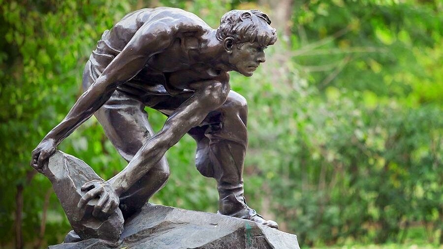 Булыжник — оружие пролетариата. Скульптура И. Д. Шадра в Москве