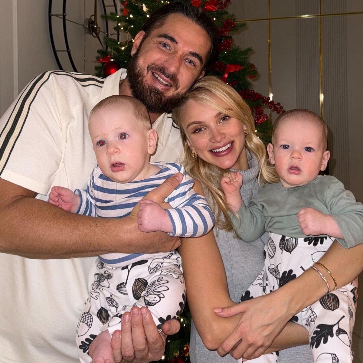    Курбан Омаров с женой Валерией и детьми Социальные сети