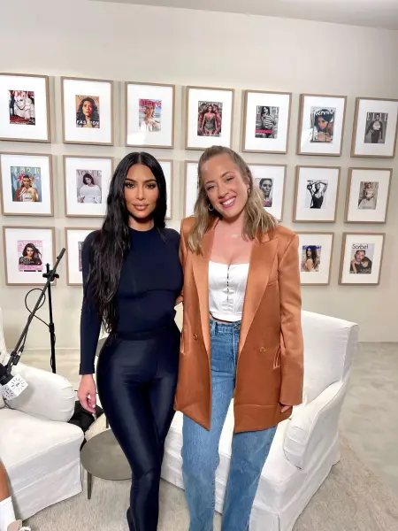 Ким Кардашьян и Аманда Хирш, 2022 г, когда Хирш брала интервью у знаменитых сестренок. Источник фото: nypost.com