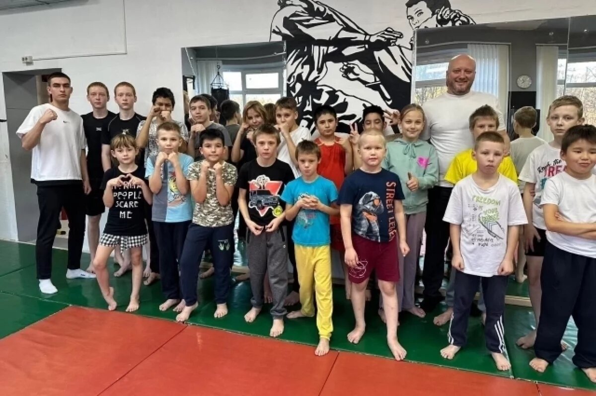    Любимого тренера и чемпиона ждут дети, которых он приучает к спорту.