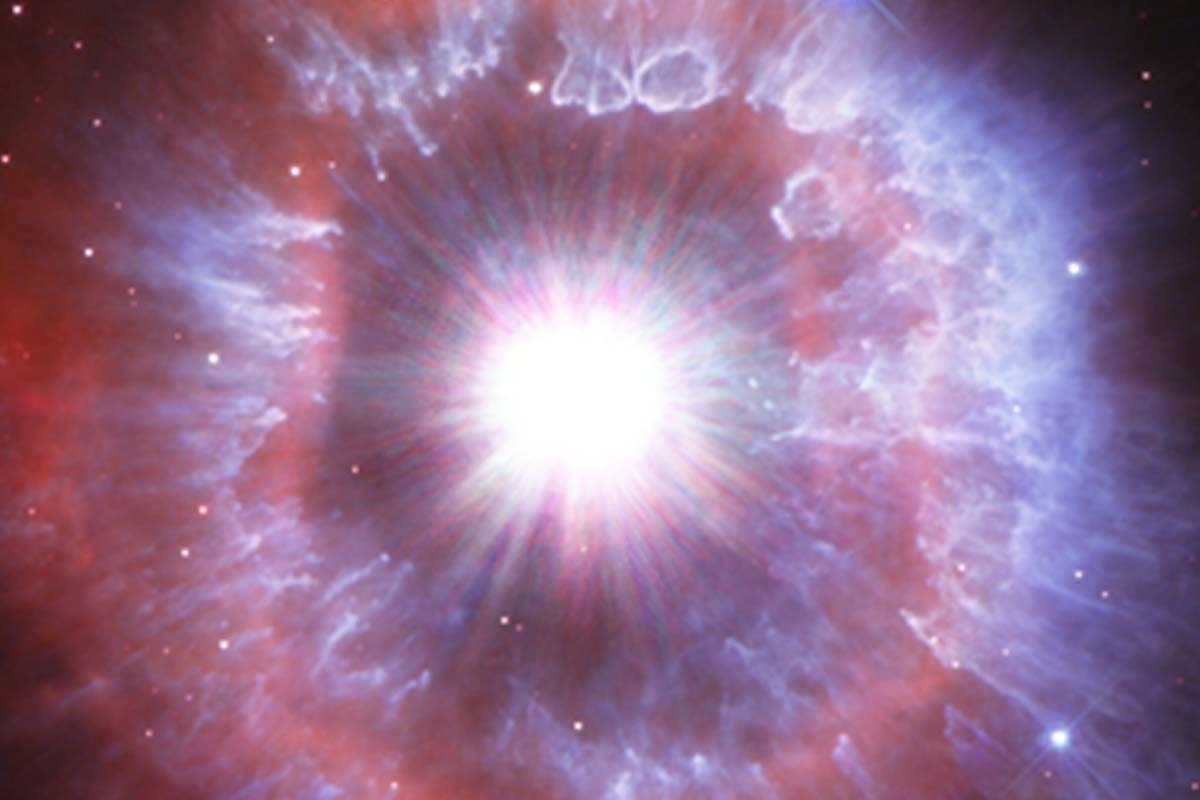 Эта "чудовищная" звезда продолжает сбрасывать свои оболочки, подпитывая материей окружающую ее туманность / © NASA/ESA