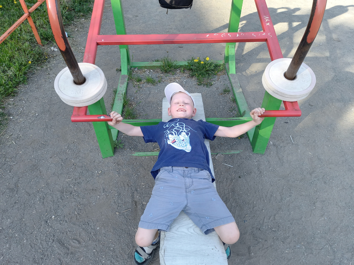 Артём Баканов Водные Виды Спорта, жим лёжа😀(шутка)