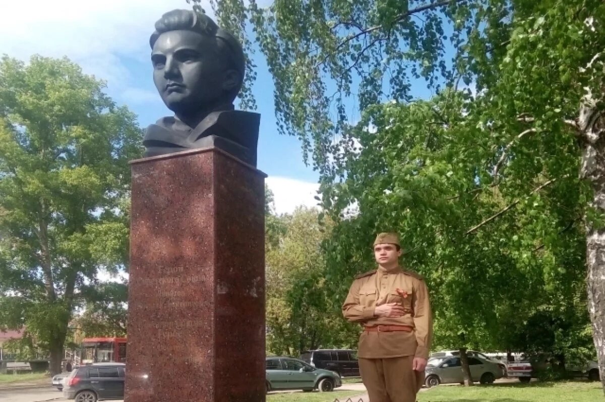    Памятник Николаю Липатову в Дербышках.