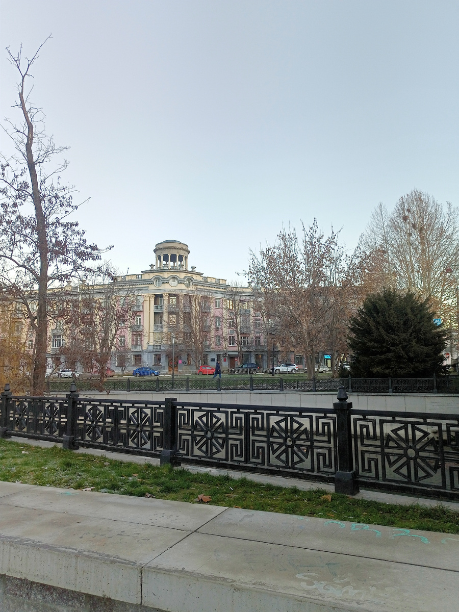 Набережная, это здание мне нравится своей архитектурой