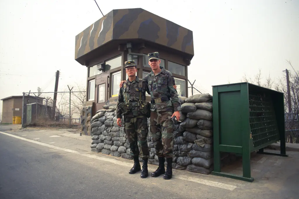 Американские и корейские солдаты у демилитаризованной зоны между Северной и Южной Кореей.Getty Images.