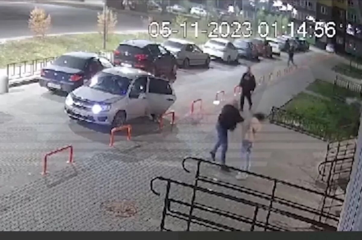    Мужчина со всей силы ударил девушку по лицу