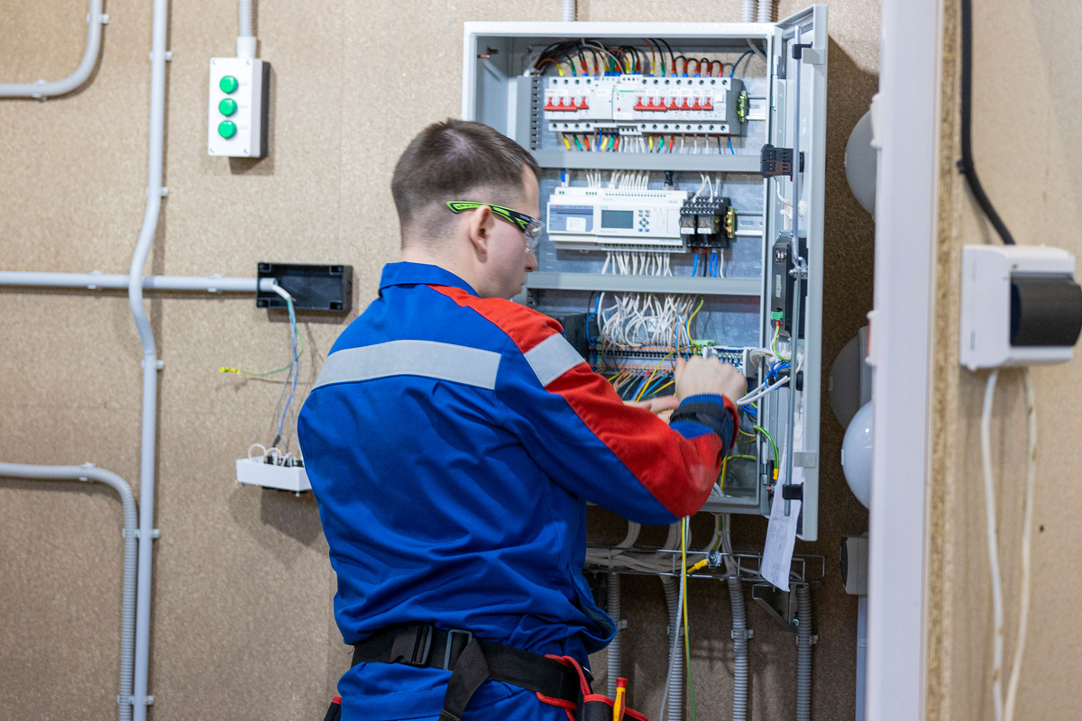 Работодатель вправе заставить сотрудника выйти на работу в выходной только в экстренных ситуациях.  Фото: Иван Кабанов