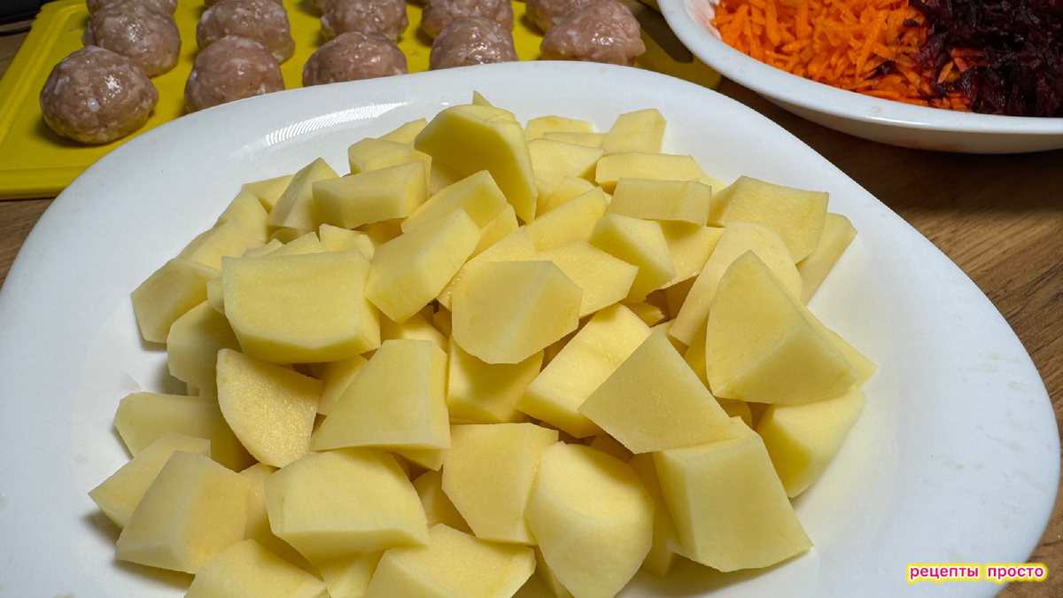 Подготовила картофель для борща.