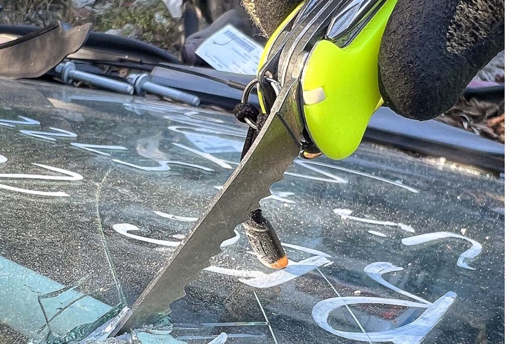 В комплекте Victorinox Rescue Tool есть специальный инструмент, который предназначен для резки многослойного автомобильного стекла, например, лобового. Этот инструмент позволяет захватывать стекло при движении на себя.

Эффективность инструмента могла бы быть выше, если бы лобовое стекло было предварительно разбито.