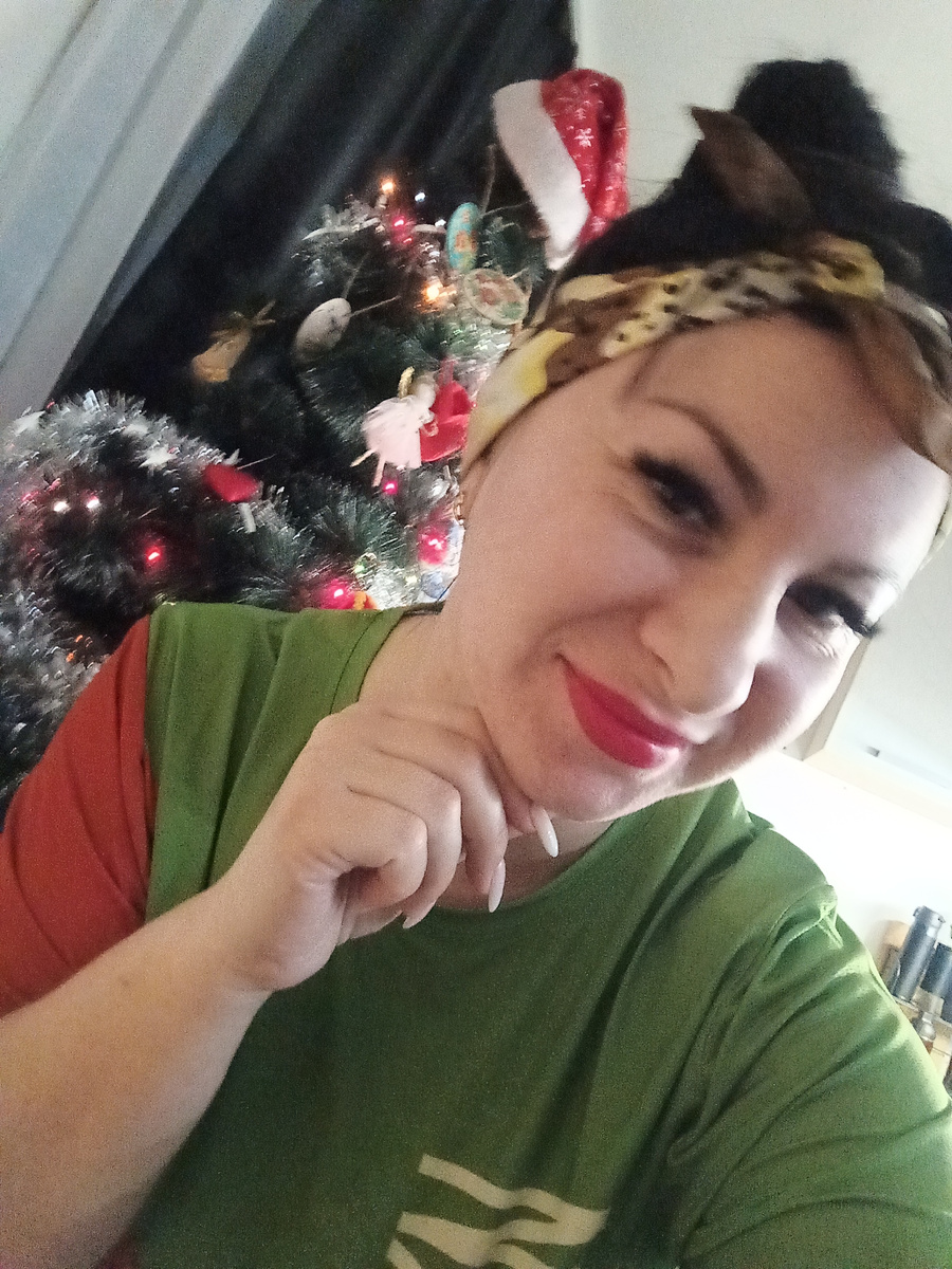 Умылась, заколола волосы. Из косметики - яркая помада, которая мне очень нравится, но на люди я стесняюсь с ней ходить))) дома я многое себя позволяю 🤣