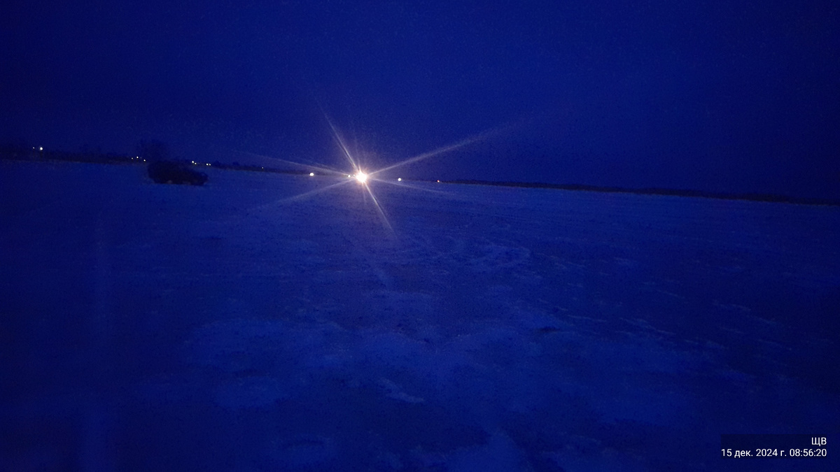 вот эти вот огни,что посередине фотографии,это едут машины. И,как вы понимаете, едут они не по земле. 