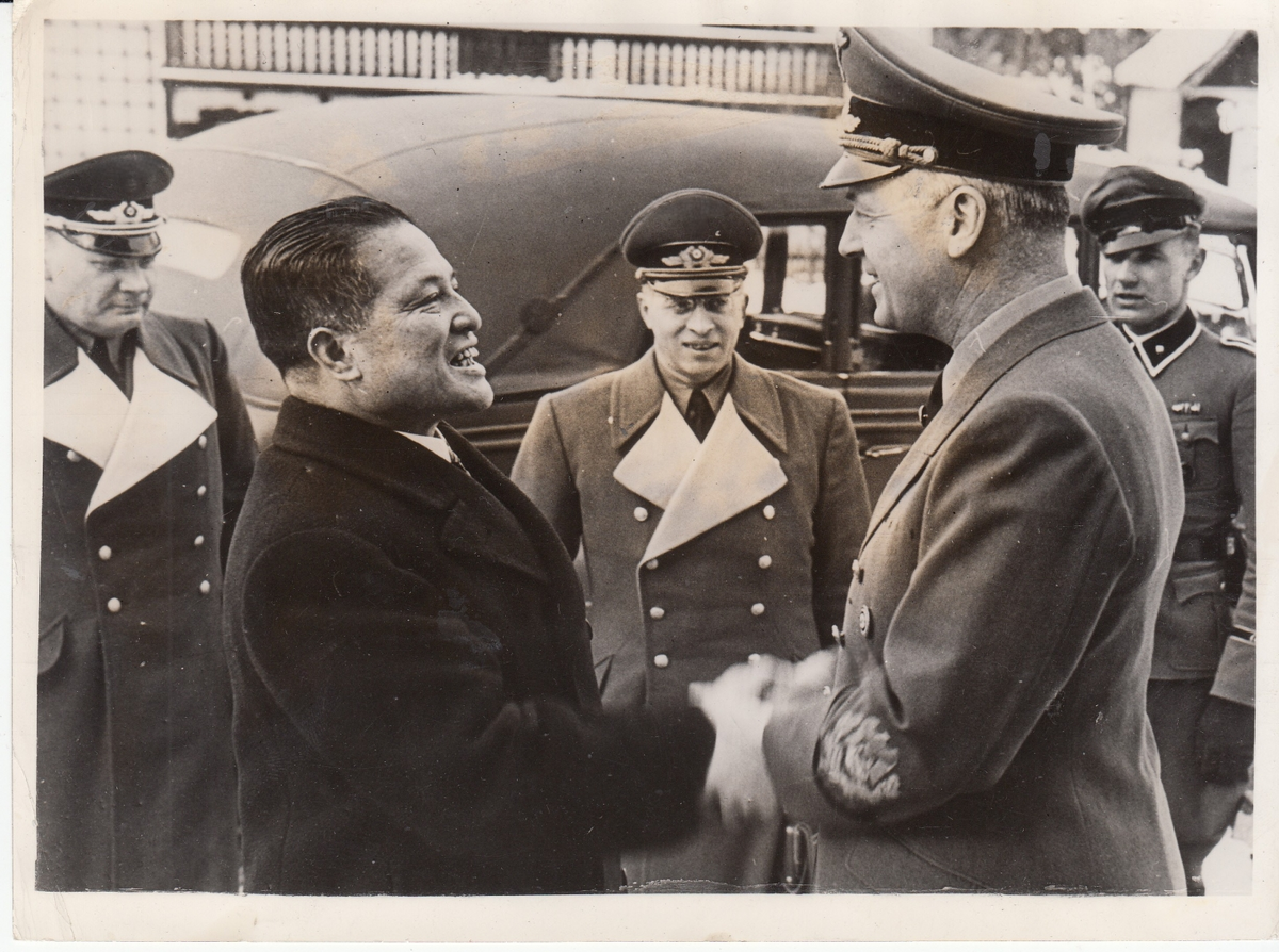 Хироси Осима и министр иностранных дел нацистской Германии (1938—1945) Иоахим фон Риббентроп (1893 — 1610.1946). По приговору  Международного военного трибунала против главных военных преступников в Нюрнберге признан виновным в преступлениях против мира, военных преступлениях и преступлениях против человечности и вздёрнут на виселице.