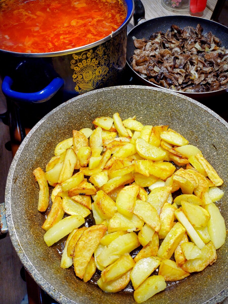 На праздники же повкуснее чего хочется, а не жареной картошки с борщом?