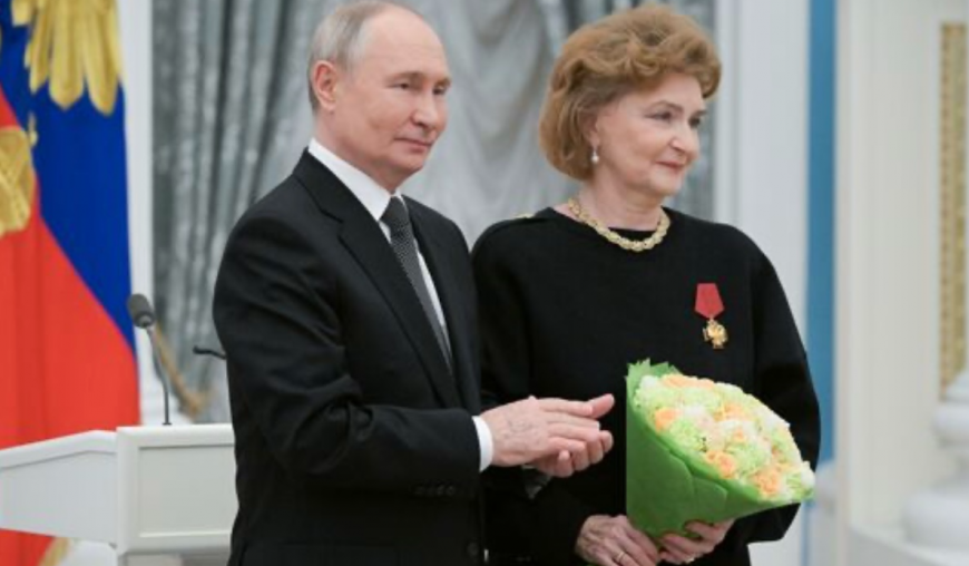 Наталья Нарочницкая с президентом во время вручения награды. 