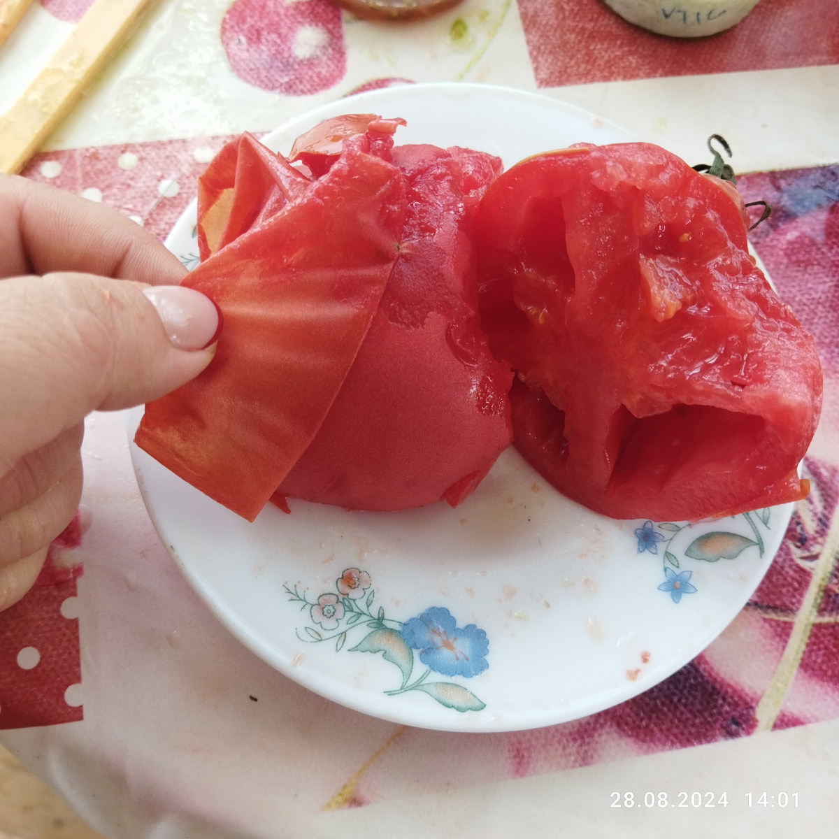 Случайно обнаружила что кожица снимается очень легко.