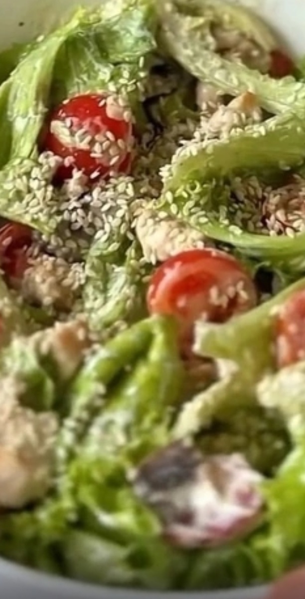 Обжарить Курицу,вынуть,затем туда же грибы