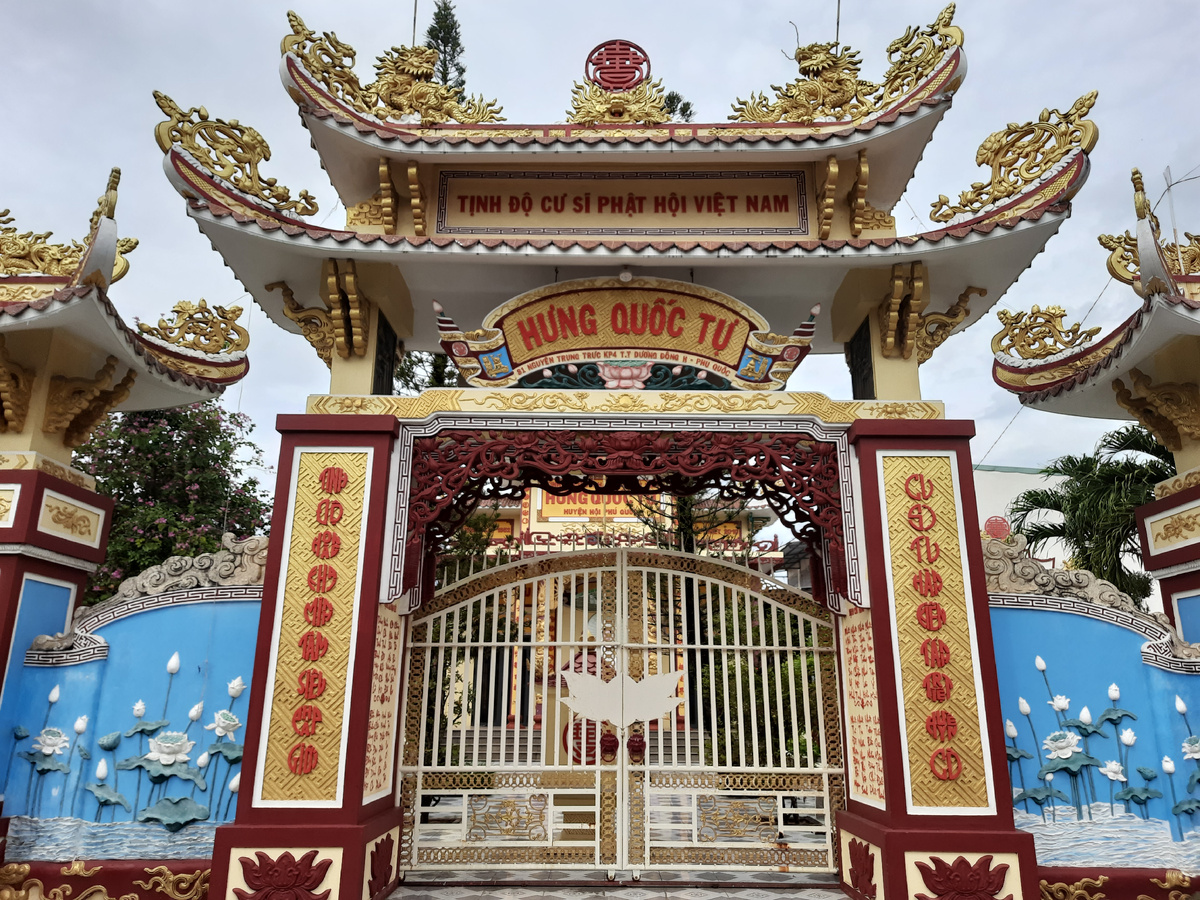 Небольшой буддийский храм у рынка, листайте!