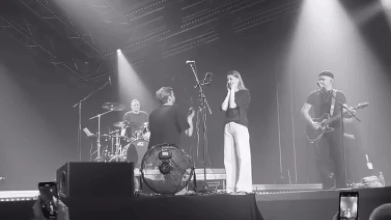     Парень сделал предложение на сцене концерта «Комнаты Культуры» в Барнауле соцсети