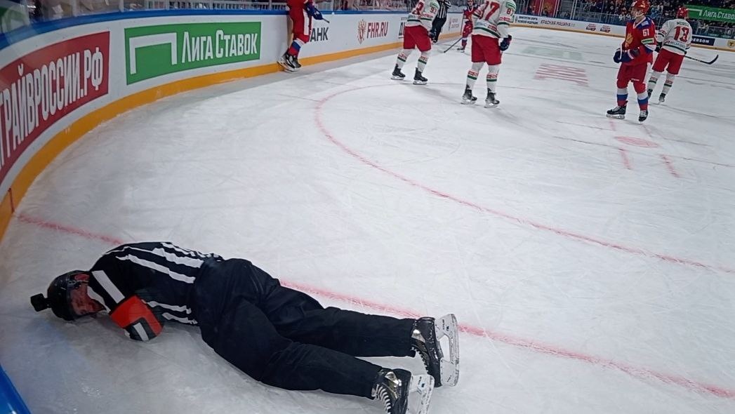 Судье матча Россия - Беларусь досталось. Но все же не так, как форварду нашей команды Григорию Кузьмину